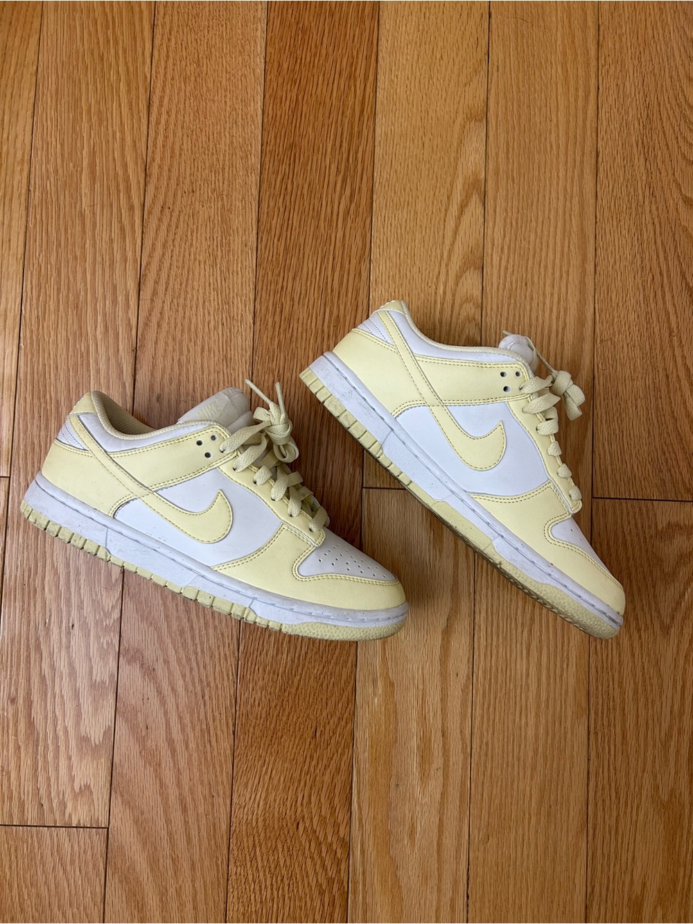 Nike Kids Low-Top Sneakers in Pale Yellow and White